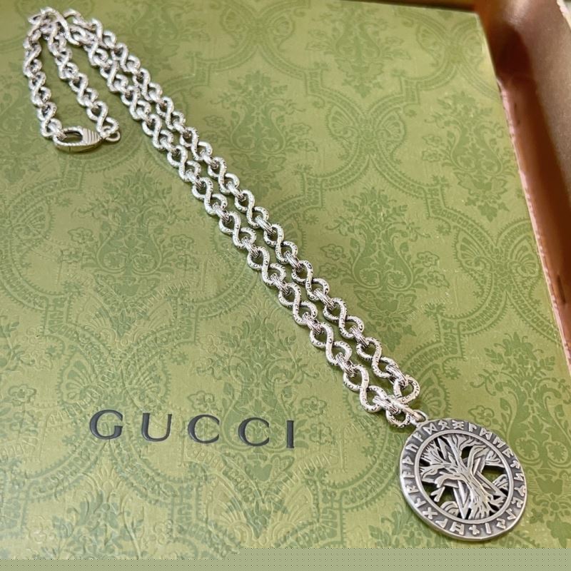 G*u*i necklaces